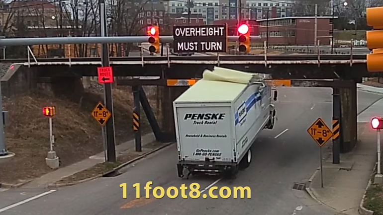 Ακόμη ένα φορτηγό διαλύθηκε στην πιο διάσημη γέφυρα!